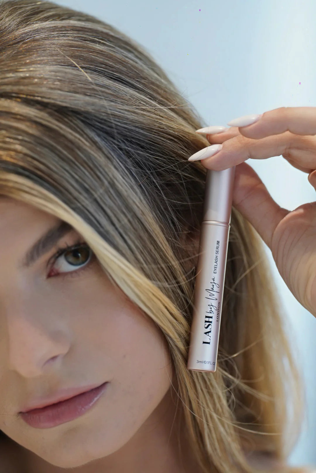 Come si applica il siero + il piegaciglia + il mascara?