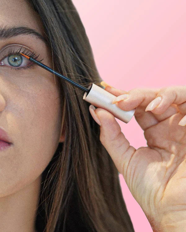 Come si applica il siero + il piegaciglia + il mascara?