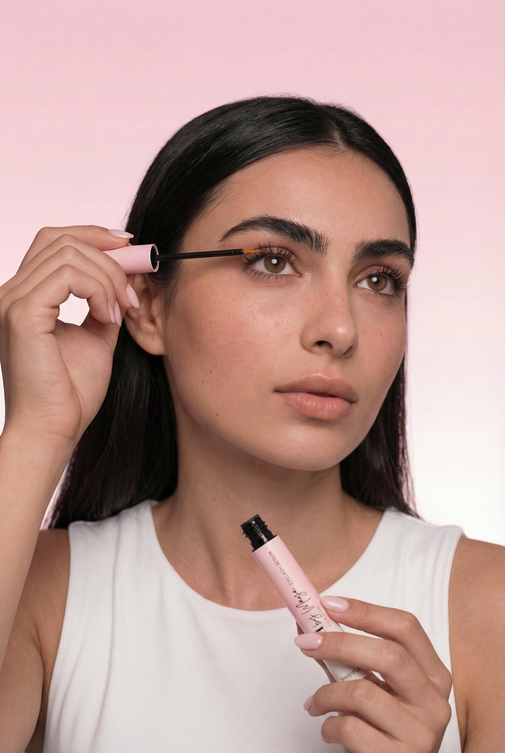 Come si applica il siero + il piegaciglia + il mascara?